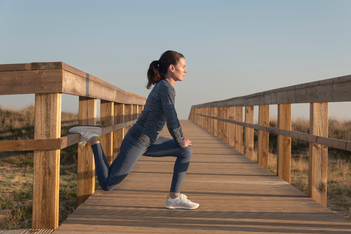 Come avere delle belle gambe: allenamenti, esercizi, cosa mangiare e trattamenti estetici 1 donna dopo aver fatto jogging fa stretching per avere belle gambe e allungarle