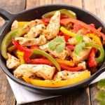 Coniglio ai peperoni in padella: una ricetta leggera e gustosa 3 coniglio con peperoni