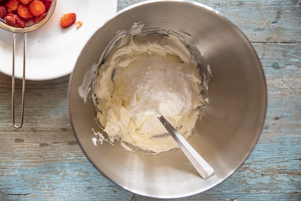 Pan di Spagna con crema allo yogurt e fragole 2 pan di spagna due