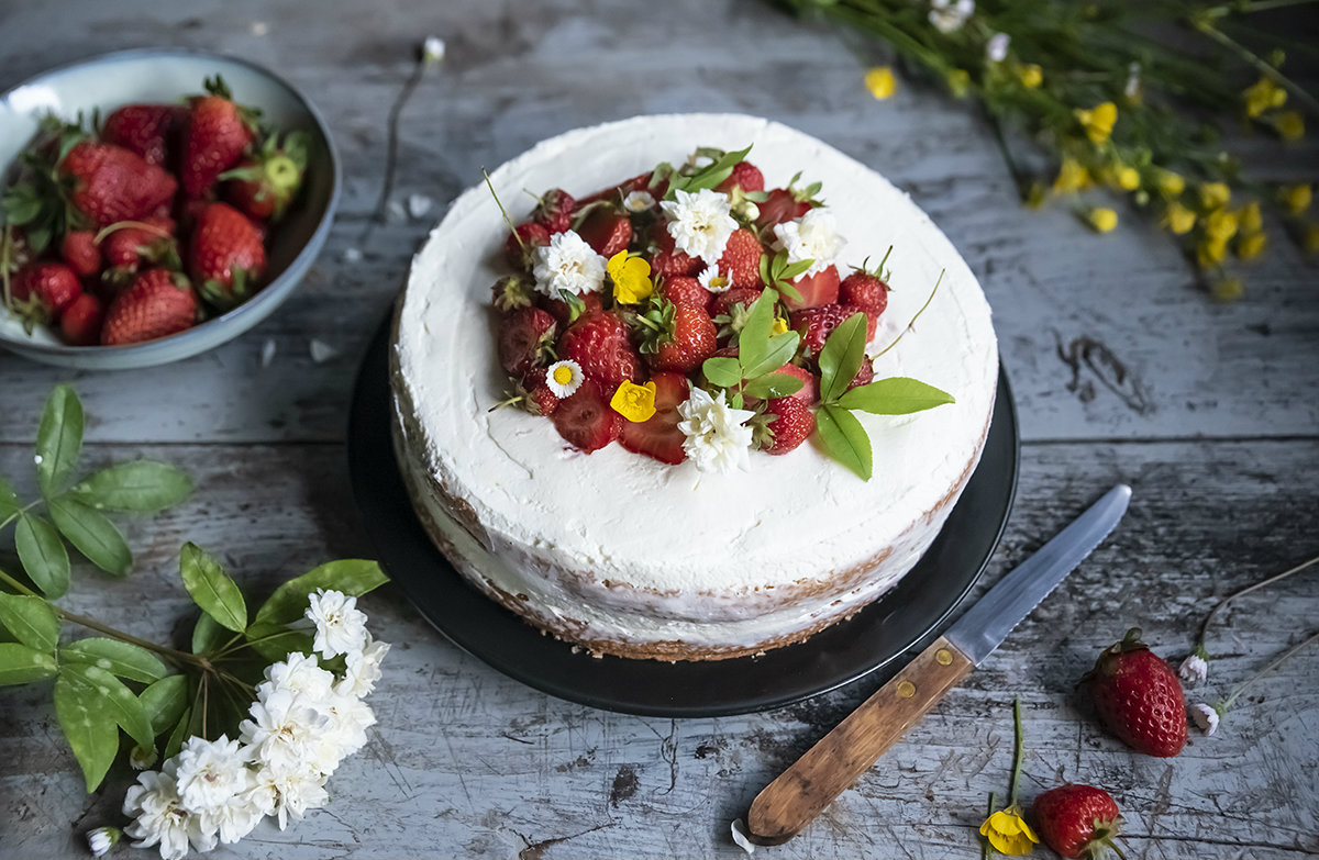 Torte di compleanno: 7 ricette facili, veloci e leggere 7 torte di compleanno: pan di Spagna fragole e crema di yogurt