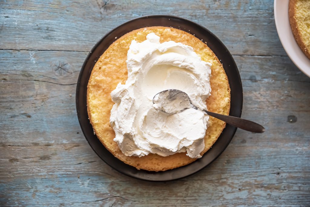 Pan di Spagna con crema allo yogurt e fragole 4 pan di spagna quattro