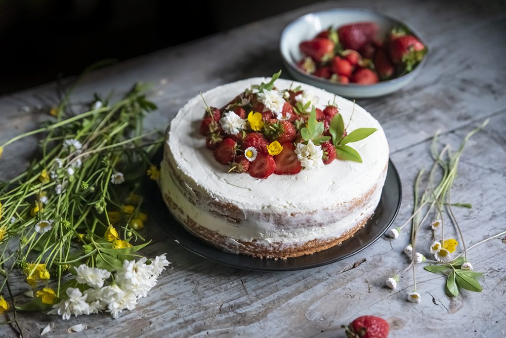 Pan di Spagna con crema allo yogurt e fragole 5 pan di spagna sei