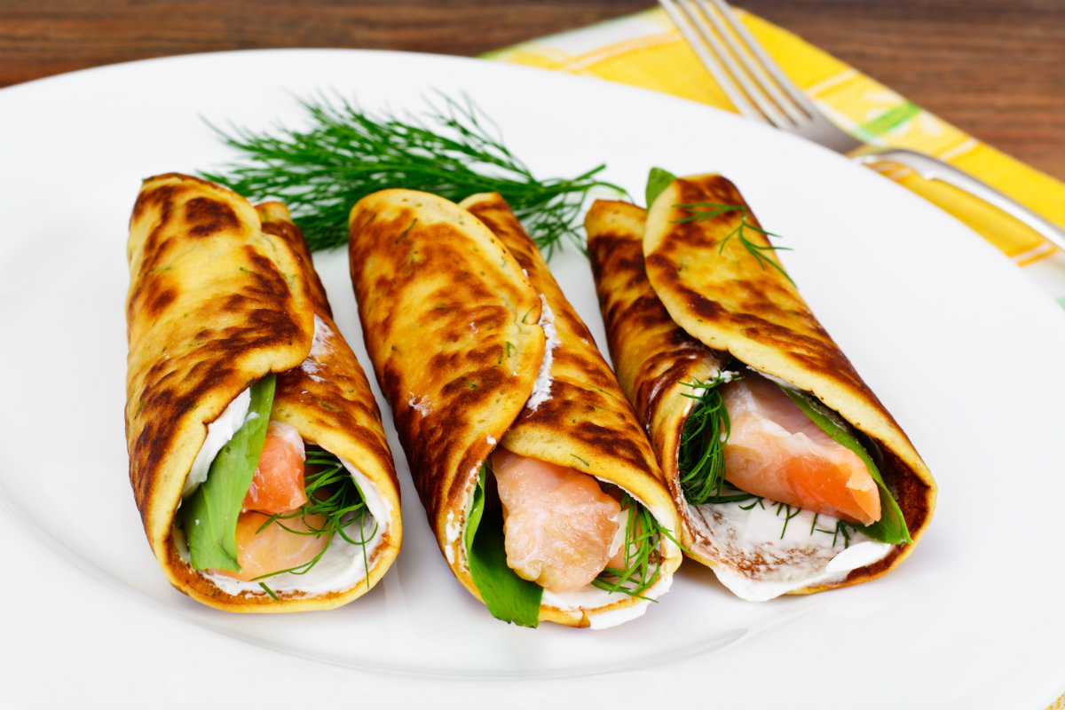 Pancake: ricetta tradizionale e le varianti light, proteiche e salate 3 primo piano di un piatto con pancake salati con salmone e lattuga