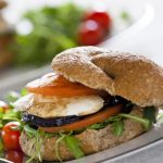 Panino mediterraneo con pomodoro, melanzane e mozzarella 1 panino mediterraneo ricetta