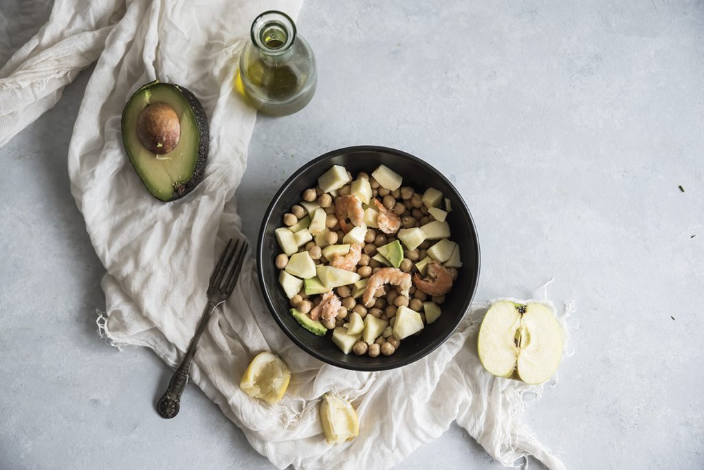 Insalata di ceci, gamberetti, avocado e mela verde 7 ricette con i ceci: insalata