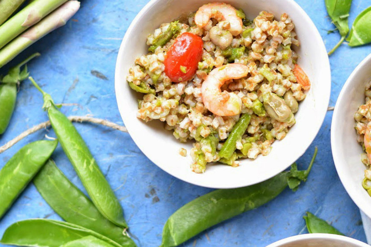 Le migliori ricette con piselli leggere e nutrienti di Melarossa 14 insalata di farro, fave, piselli, asparagi e code di gambero allo zenzero