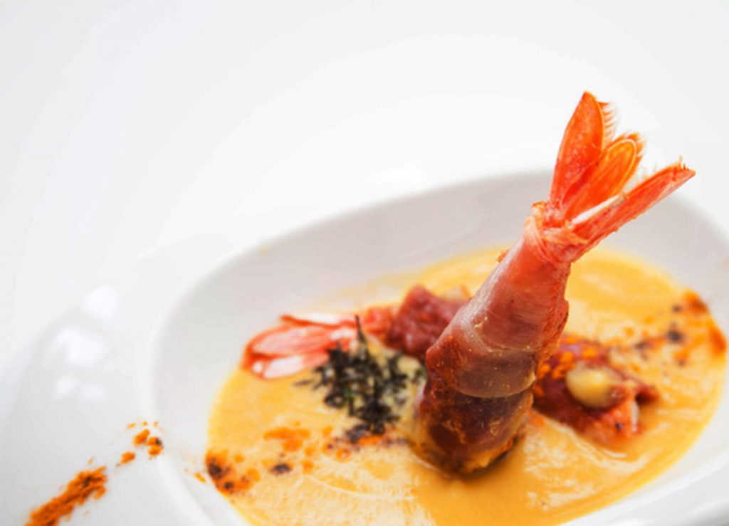 Ricette con salumi: 14 idee sfiziose e light 12 ricette con salumi, emulsione di ceci alla curcuma e gambero con prosciutto
