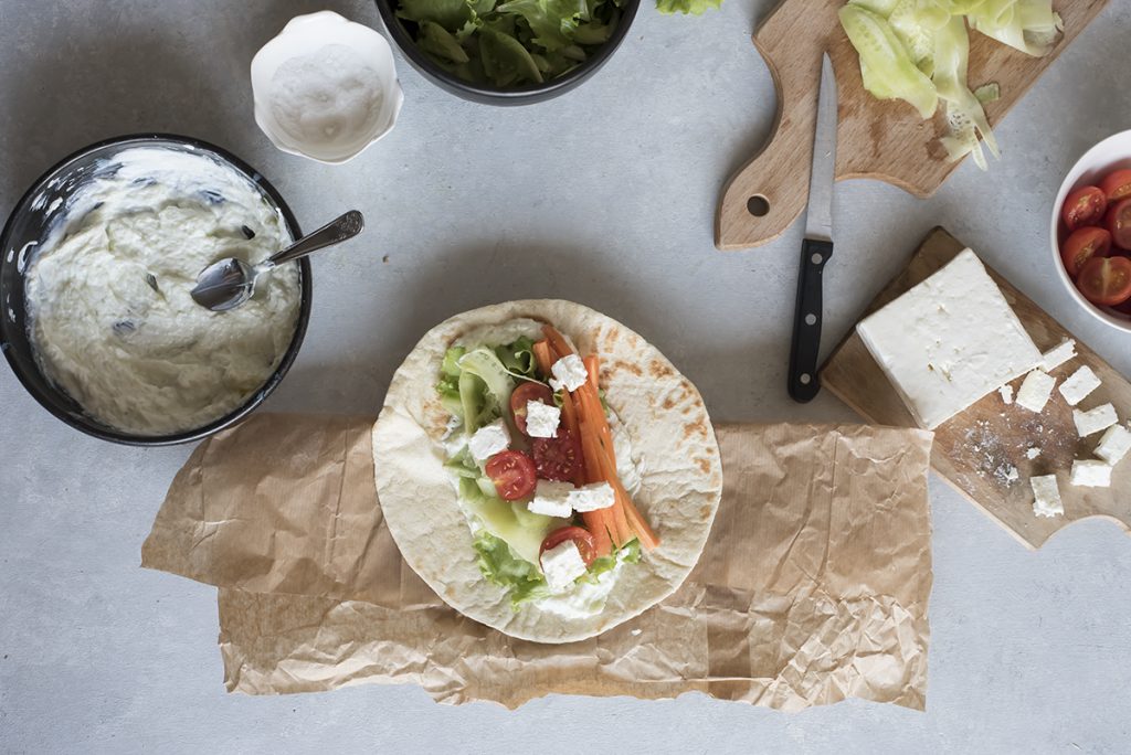 Piadina greca con feta, cetrioli e salsa tzatziki 9 veggie otto