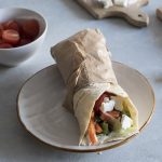 Piadina greca con feta, cetrioli e salsa tzatziki 1 veggie wrap greco