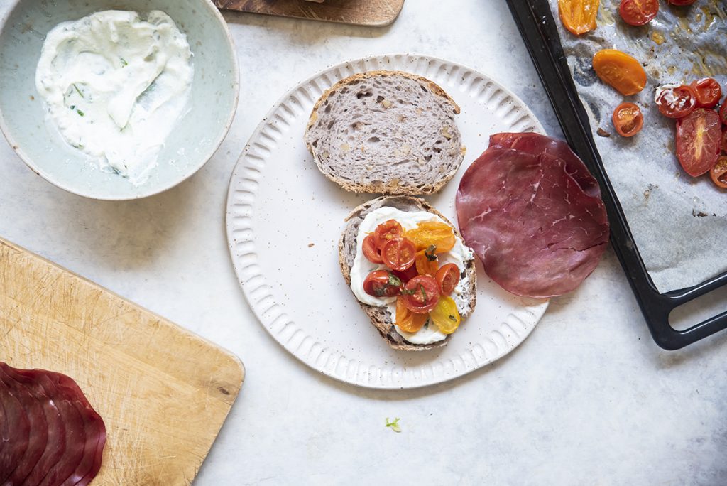 Panino con bresaola, ricotta al basilico e pomodori confit 4 Panino con bresaola ricotta al basilico e pomodori confit bresaola