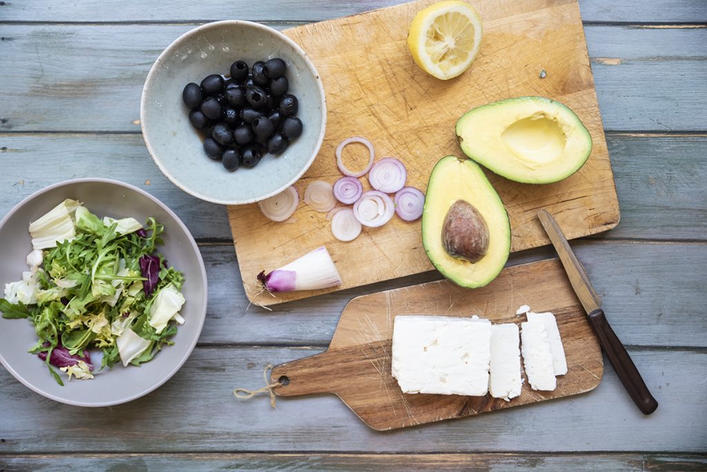 Panino con feta, avocado, cipollotto e olive nere 2 Panino con feta avocado cipollotto insalate e olive nere fette