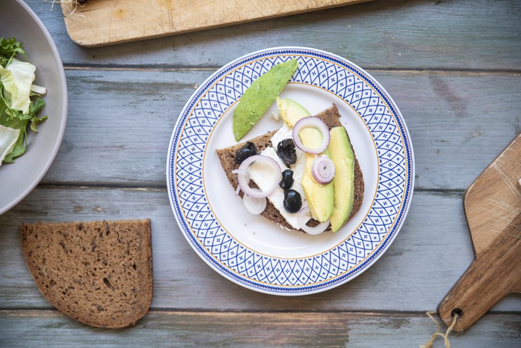 Panino con feta, avocado, cipollotto e olive nere 3 Panino con feta avocado cipollotto insalate e olive nere strati