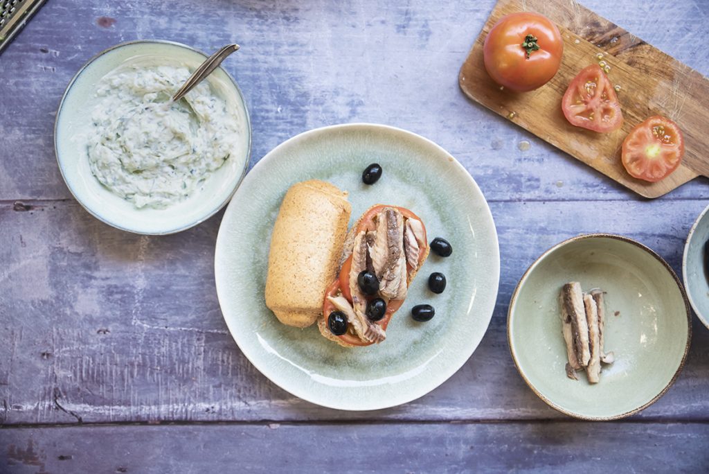 Panino con tzatziki, sgombro, olive nere e pomodoro 4 Panino con tzatziki sgombro olive nere e pomodoro condimento