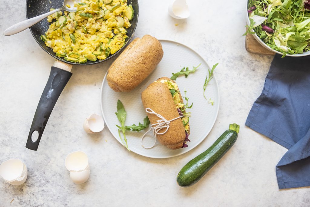 Panino con uova strapazzate alle zucchine e insalata 6 Panino con uova strapazzate alle zucchine e insalate