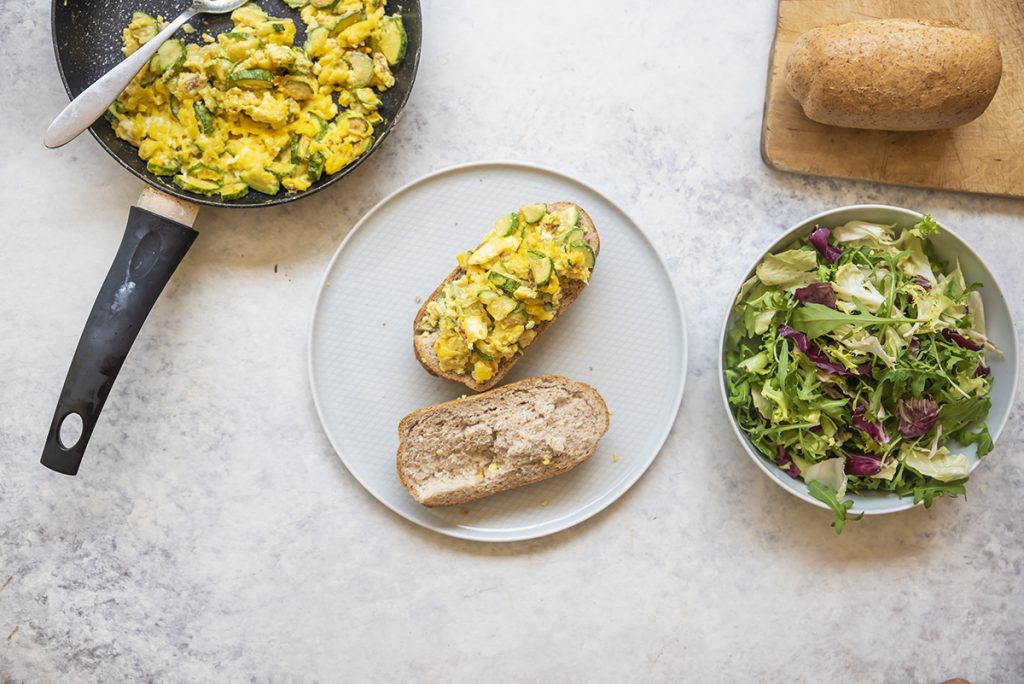 Panino con uova strapazzate alle zucchine e insalata 5 Panino con uova strapazzate alle zucchine e insalate frittata