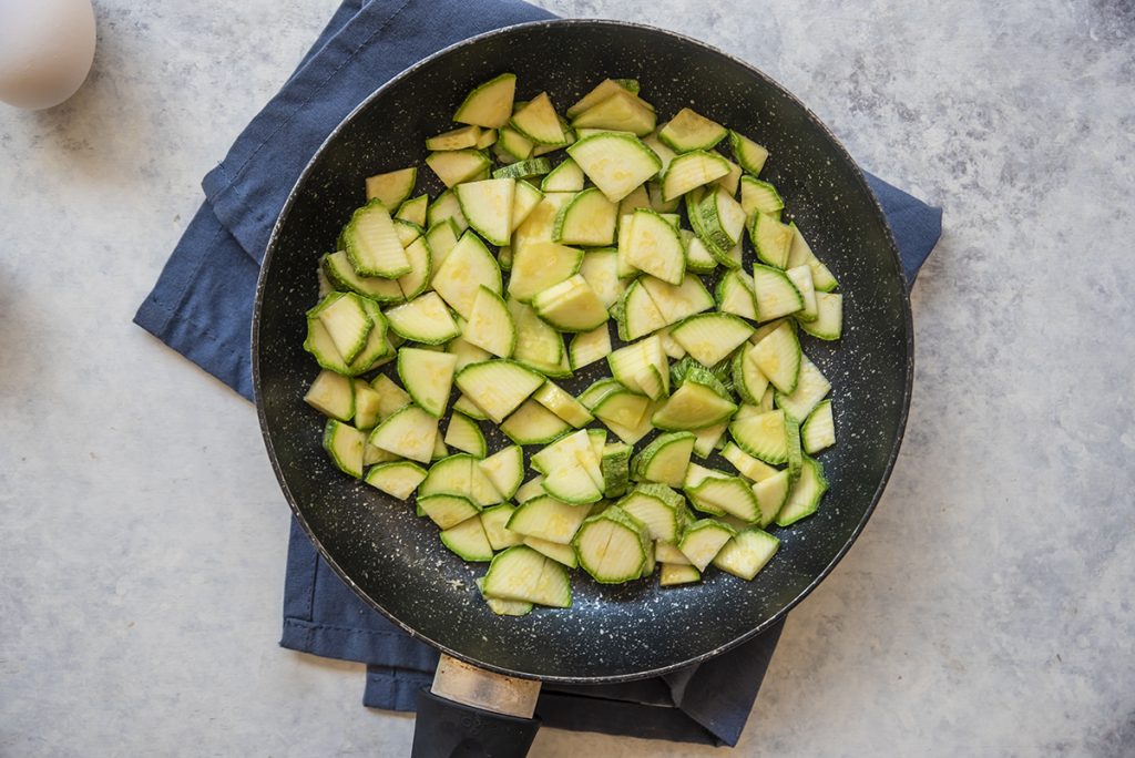 Panino con uova strapazzate alle zucchine e insalata 3 Panino con uova strapazzate alle zucchine e insalate sale pepe