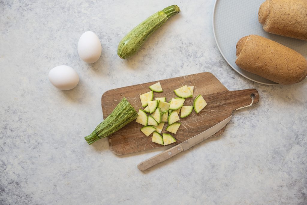 Panino con uova strapazzate alle zucchine e insalata 2 Panino con uova strapazzate alle zucchine e insalate zucchine