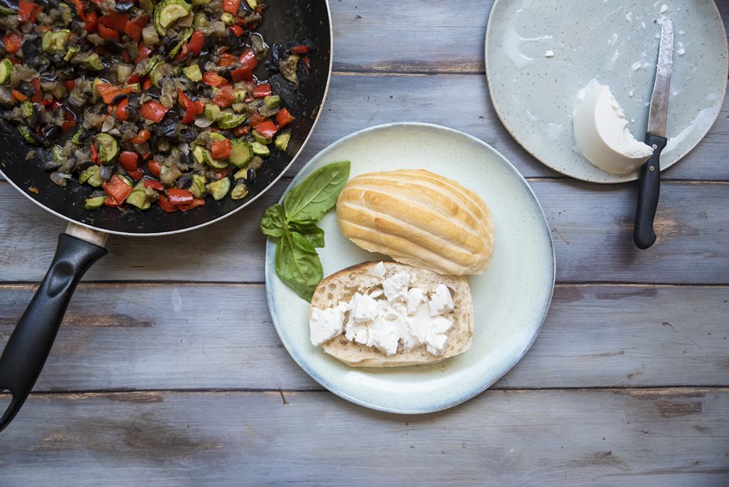 Panino con verdure estive al basilico e ricotta 5 Panino con verdure estive al basilico e ricotta magra