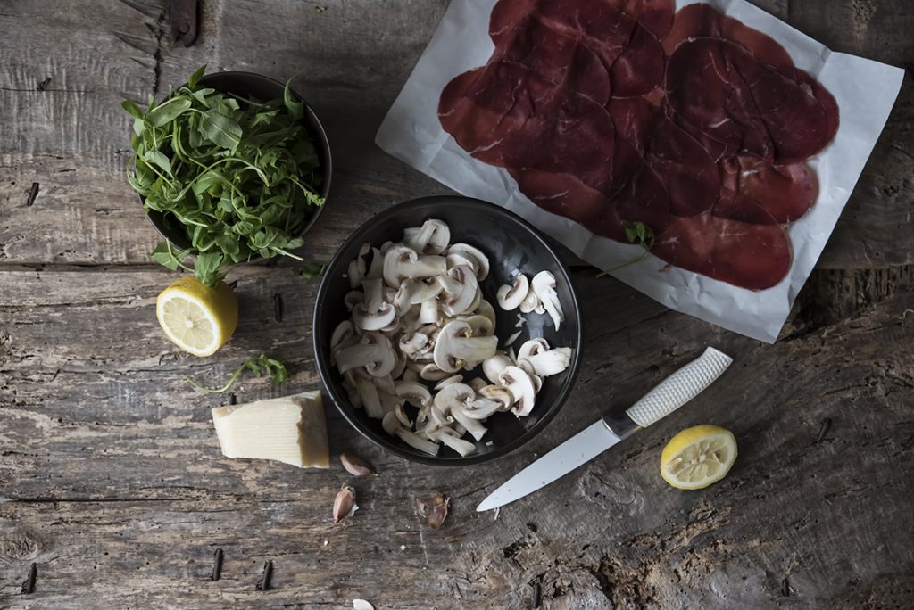 Insalata di funghi con bresaola, rucola e grana 4 Ricetta insalata di funghi ingredienti 1