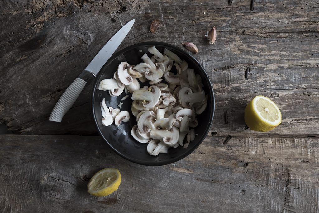Insalata di funghi con bresaola, rucola e grana 3 Ricetta insalata di funghi marinatura