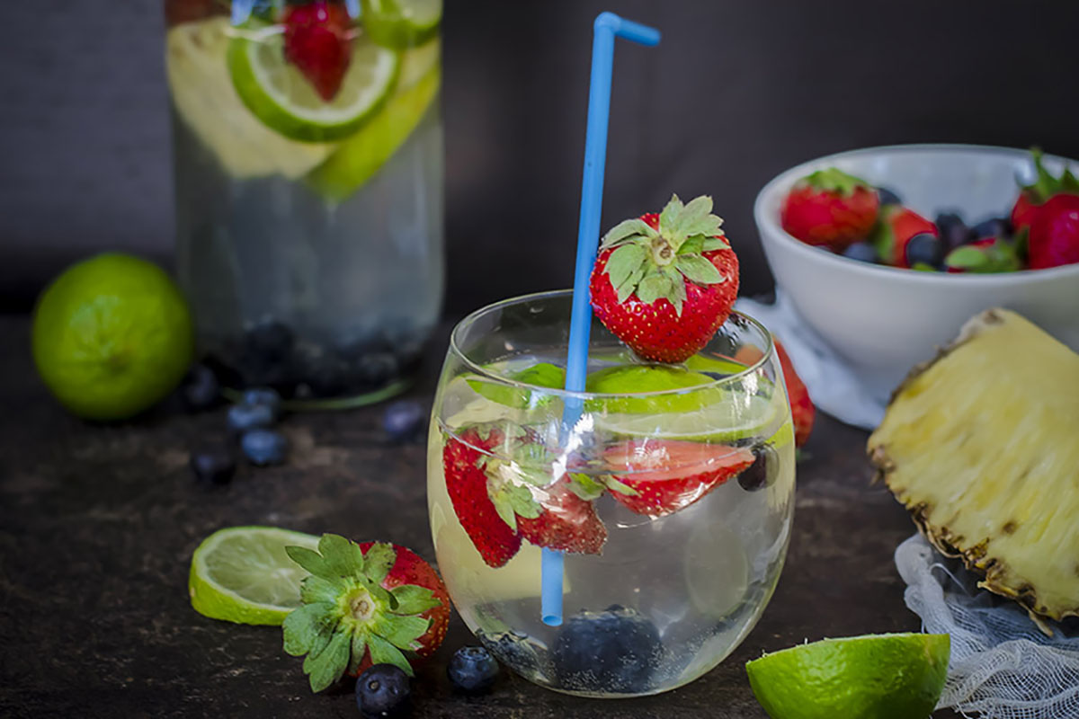 Ricette con ananas: idee fresche e leggere 19 ricette con ananas: acqua detox all'ananas con fragole e mirtilli