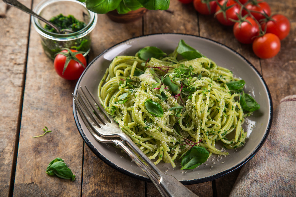 alimenti ricchi di potassio, spaghetti integrali e spinaci