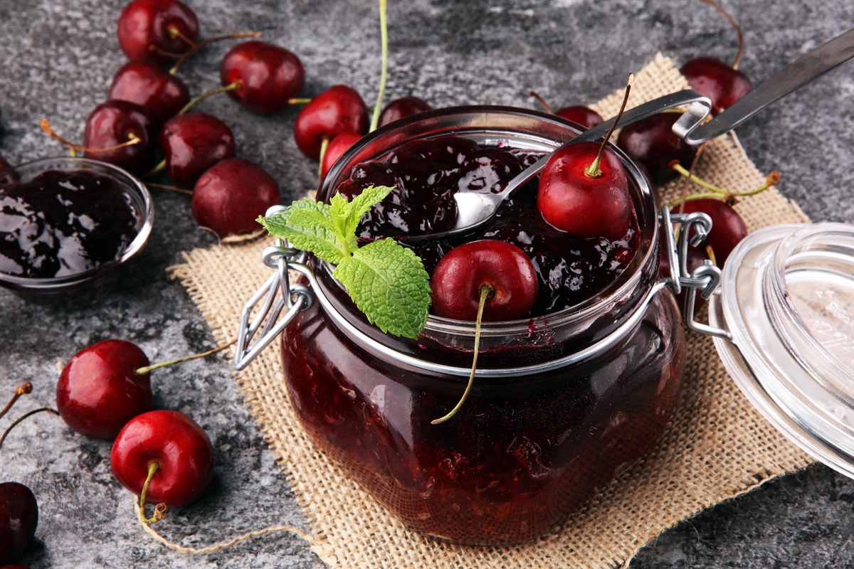 Proprietà delle ciliegie: benefici e calorie 1 proprietà delle ciliegie: un barattolo in vetro colmo di ciliegie e marmellata
