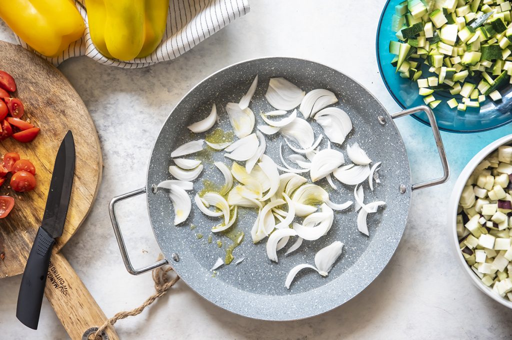 Peperoni ripieni di verdure e mozzarella 4 cipolla tre