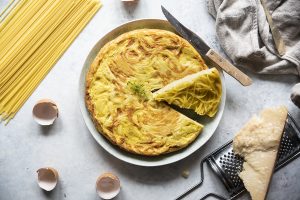 Frittata di spaghetti, una ricetta anti-spreco