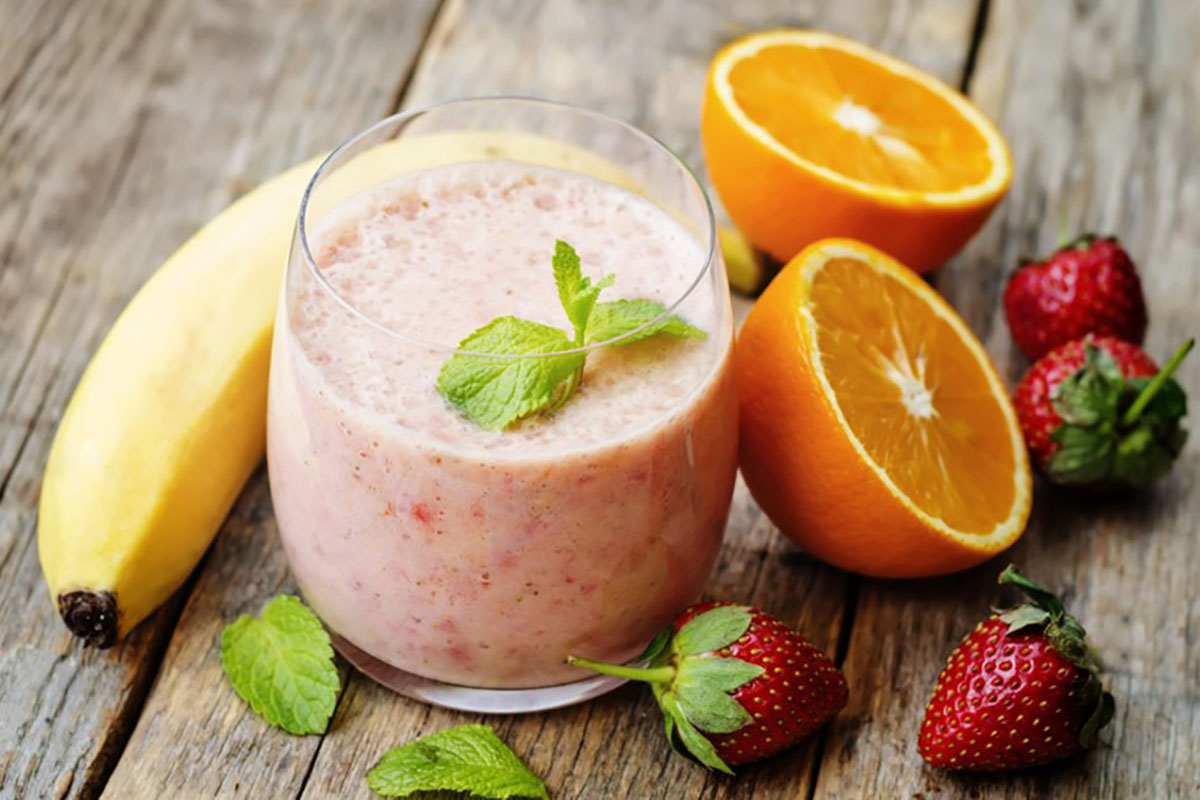 Ricette con le banane, energetiche e leggere 4 ricette con banane: Smoothie di fragole, banane e arance