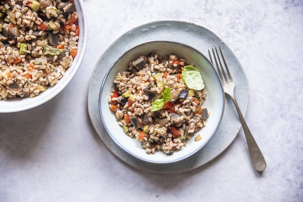 Insalata di farro con melanzane, zucchine e peperoni al basilico 6 insalata di farro al basilico