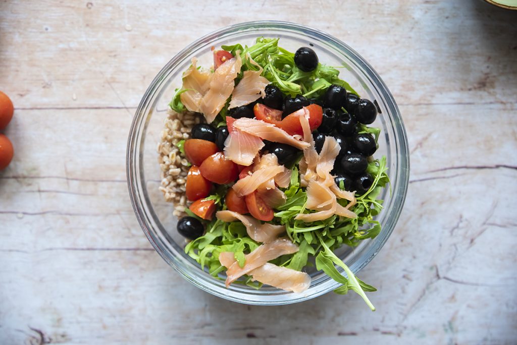 Insalata di farro con salmone affumicato, rucola, olive, pomodorini 3 insalata di farro salmone pomodorini olive