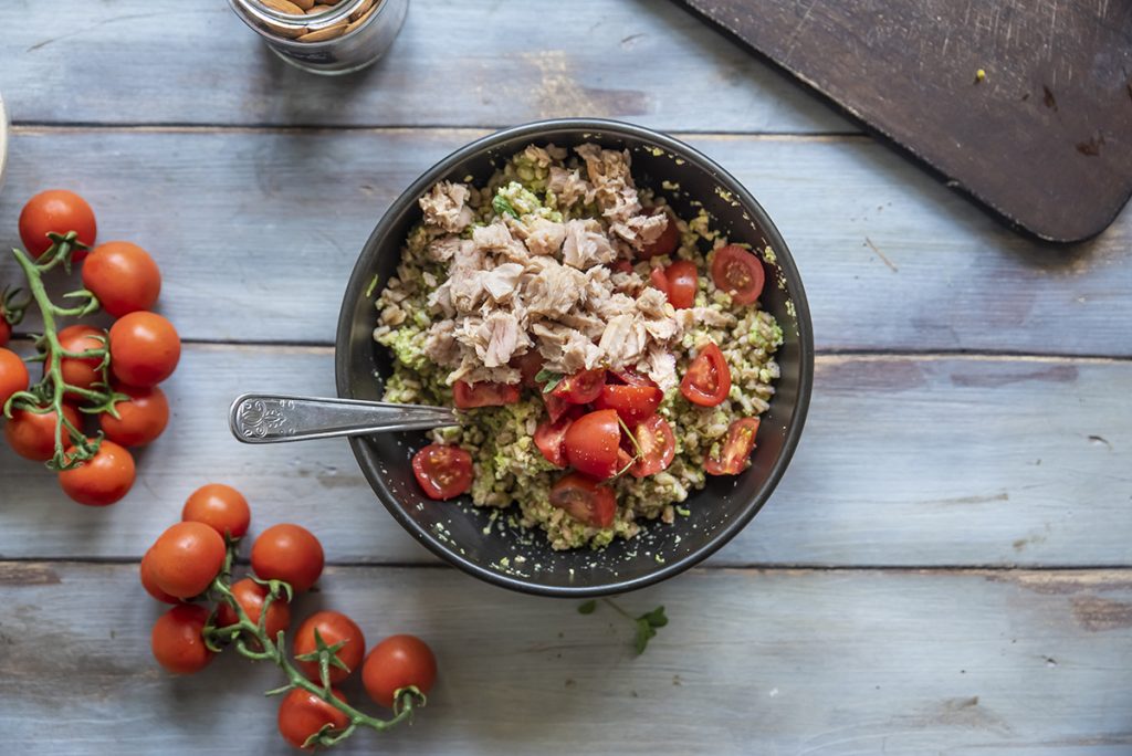 Insalata di farro, tonno e pesto di zucchine alle mandorle 4 insalata di farro tonno pomodorini mandorle zucchine