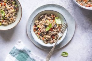 Insalata di farro con melanzane, zucchine e peperoni al basilico