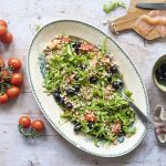 Insalata di farro con salmone affumicato, rucola, olive, pomodorini 1 insalata farro salmone affumicato rucola olive pomodorini