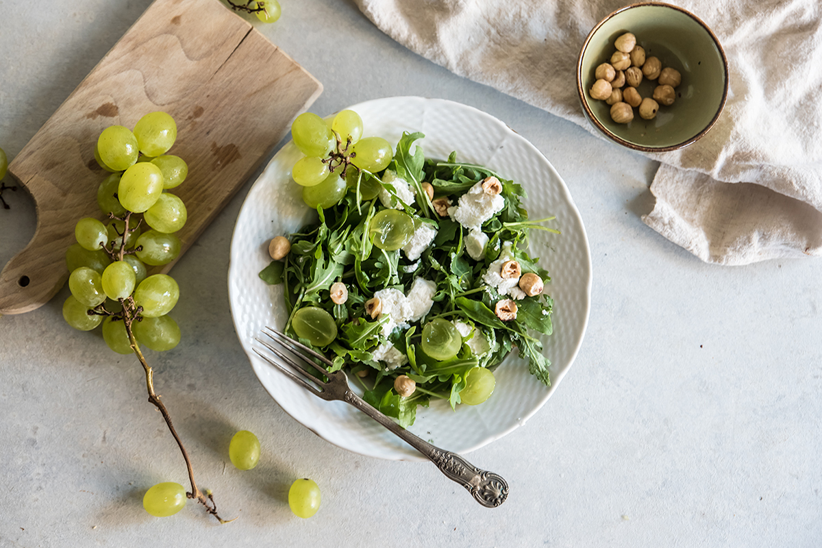 Ricette con la rucola: tante idee sane e sfiziose da preparare a casa 3 Ricette con rucola: insalata di rucola, uva, caprino e nocciole