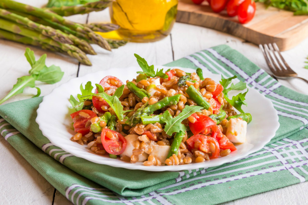 Insalate di cereali: 16 ricette light per tutti i gusti 11 insalate di cereali, insalata di farro e verdure