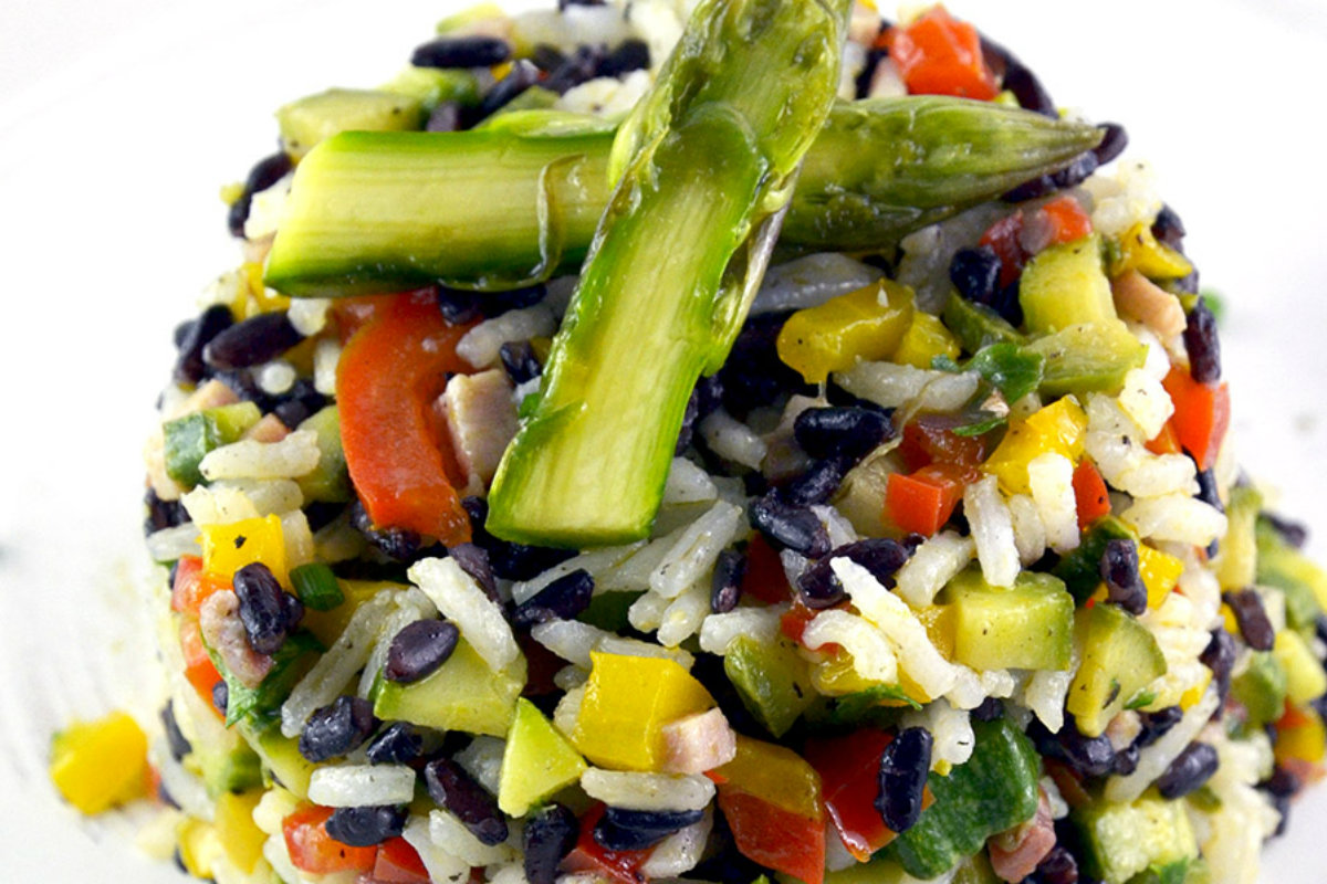 Riso freddo: le migliori ricette 2 in primo piano una insalata di riso, con asparagi e verdure