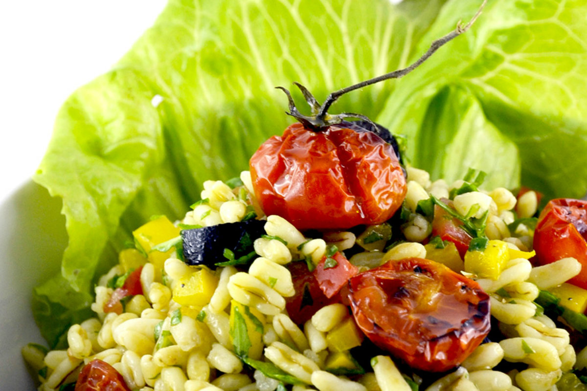 Insalate di cereali: 16 ricette light per tutti i gusti 8 insalate di cereali, insalata di kamut con pomodorini confit