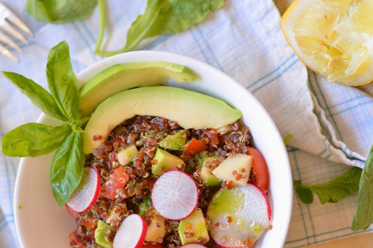 Insalate di cereali: 16 ricette light per tutti i gusti 7 insalate di cereali, insalata di quinoa rossa, mela verde e avocado