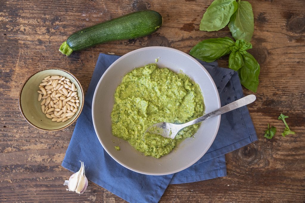 Panino con pesto di zucchine e fesa di tacchino 3 panino con pesto di zucchine fesa di tacchino arrosto e lattughino composto
