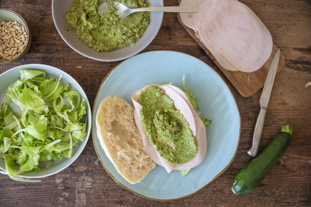 Panino con pesto di zucchine e fesa di tacchino 4 panino con pesto di zucchine fesa di tacchino arrosto e lattughino pane