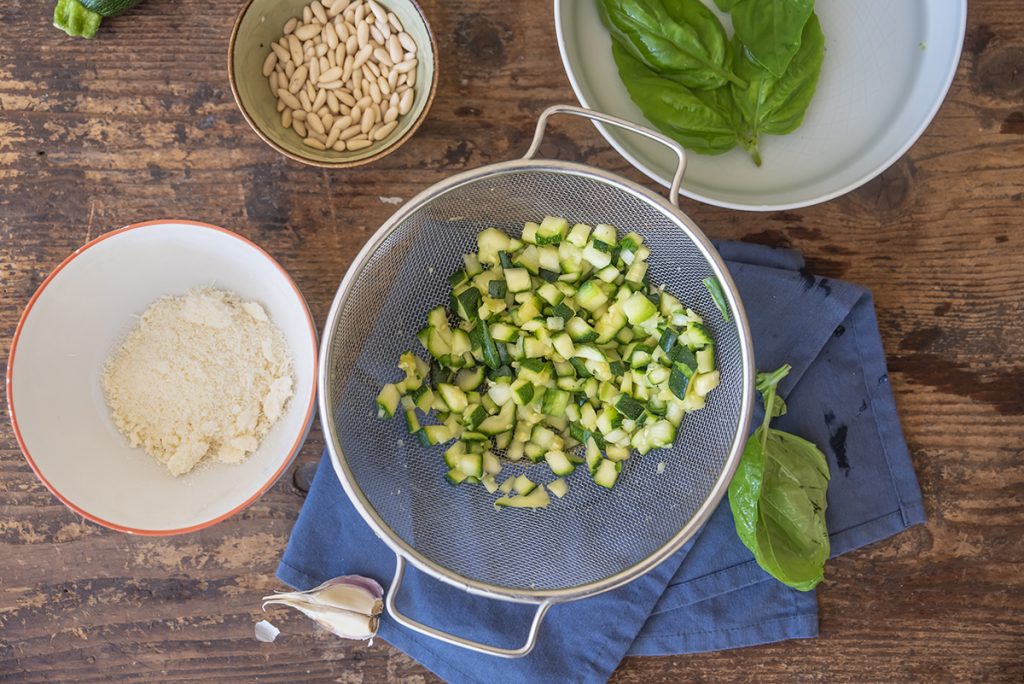 Panino con pesto di zucchine e fesa di tacchino 2 panino con pesto di zucchine fesa di tacchino arrosto e lattughino verde