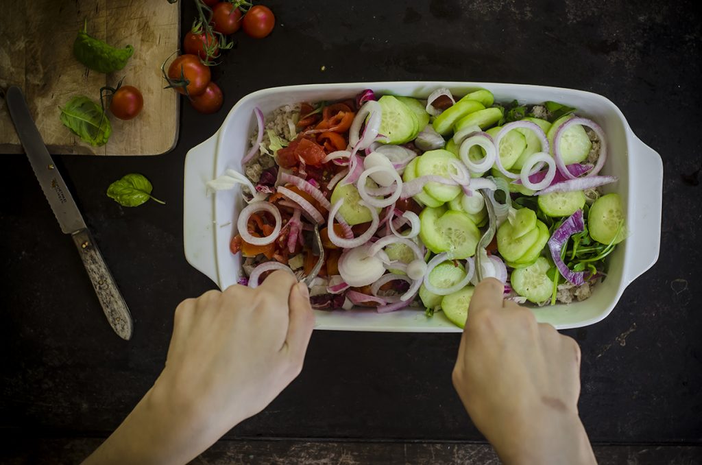 Panzanella di verdure, la versione sfiziosa di un classico 9 panzanella verdure mescola