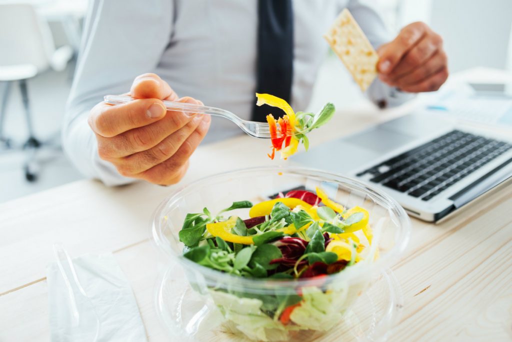 Pausa pranzo sana: idee dietetiche, veloci e pratiche per mangiare meglio 2 pausa pranzo, i pro dell'insalata