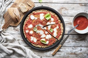 Pizza di pane, un&rsquo;idea gustosa per riciclare il pane raffermo