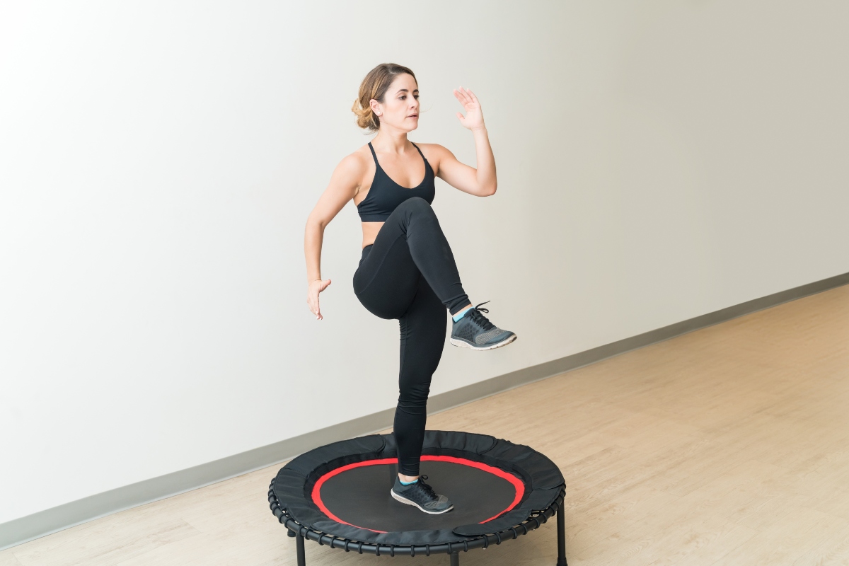 Rebounding o tappeto elastico: cos'è, benefici, come scegliere il trampolino giusto e il workout per bruciare grassi 2 rebounding o tappeto elastico: benefici