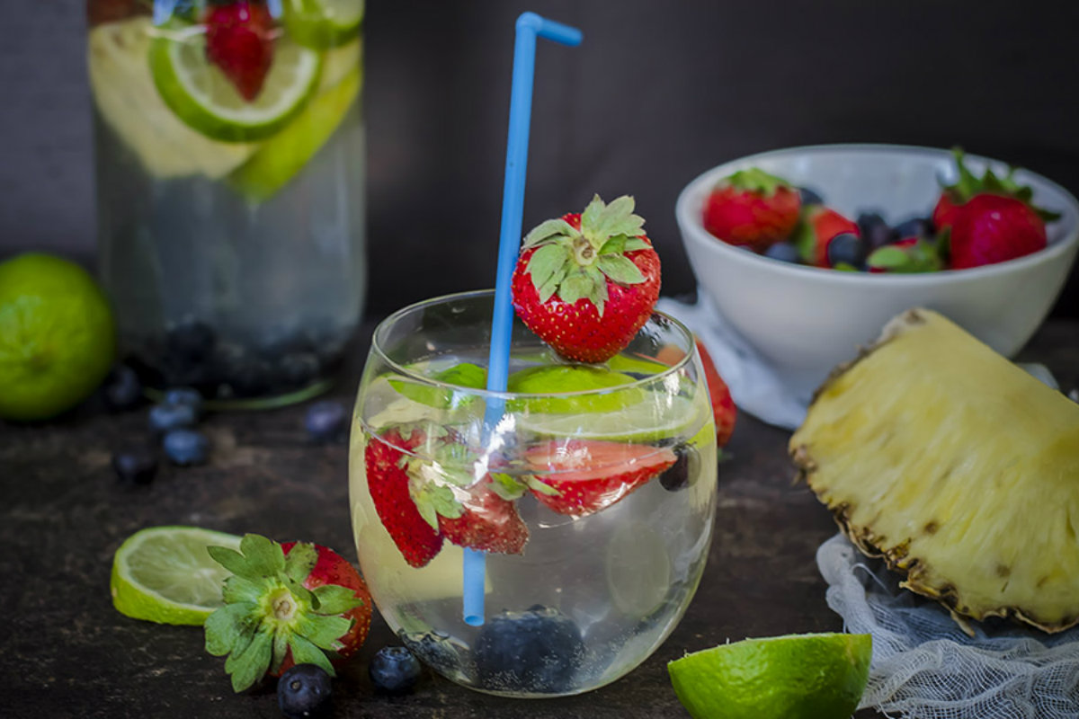 Gambe leggere: i cibi e le ricette che favoriscono la circolazione 4 ricette detox, acqua detox ananas, fragole e mirtilli