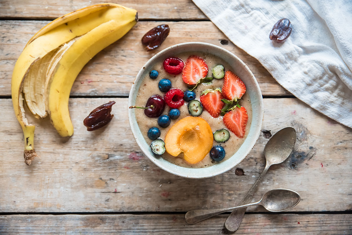Ricette con le banane, energetiche e leggere 2 ricette con banane: Smoothie al latte di avena, datteri e banane