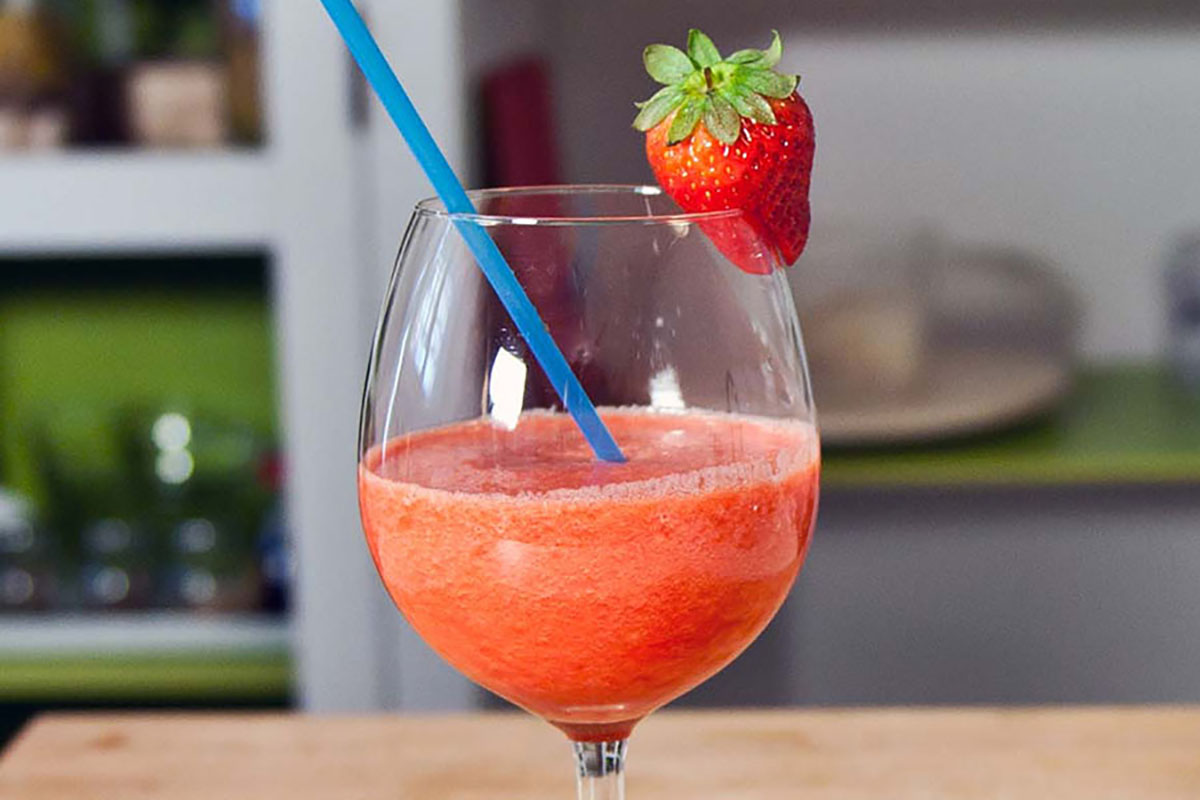 Ricette con ananas: idee fresche e leggere 15 ricette con ananas: Smoothie disintossicante alle fragole e ananas